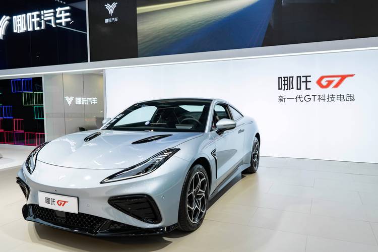 成都209哪吒汽车在智能汽车领域的表现，领途汽车在新能源汽车市场中的影响力